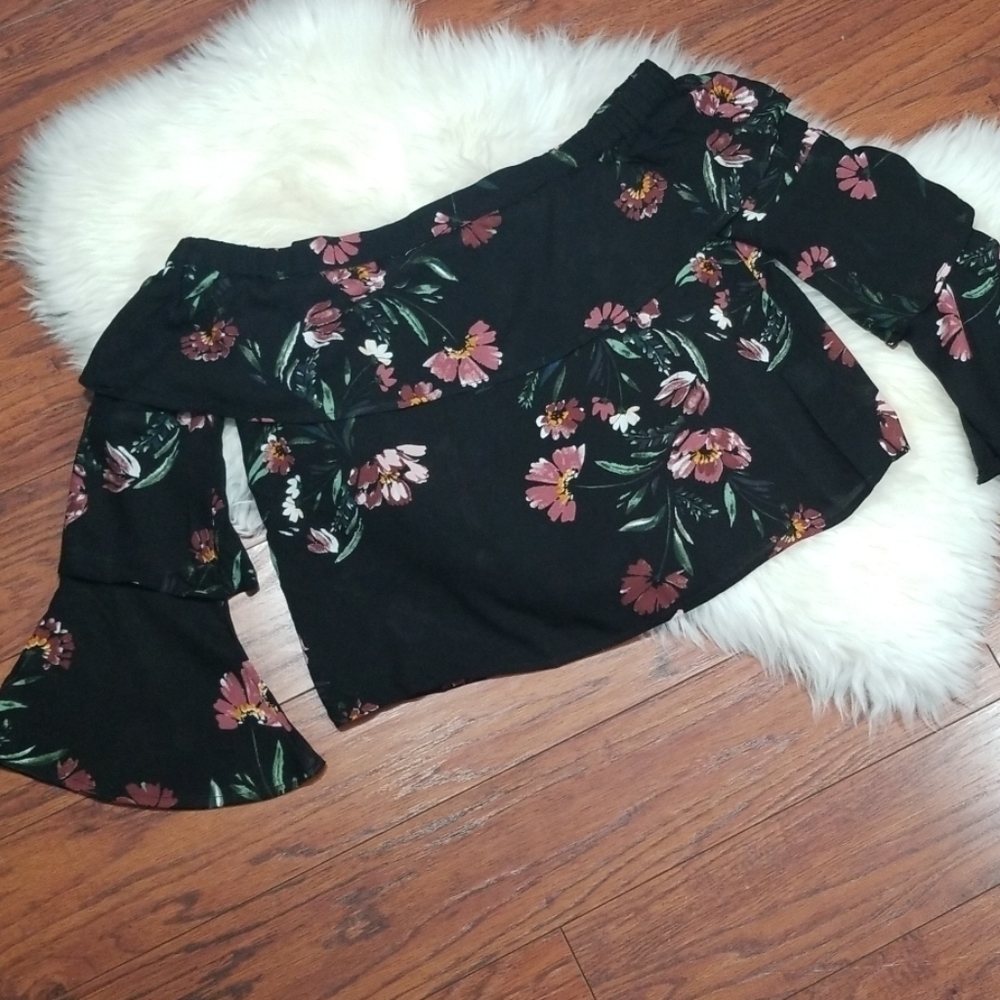 Chloe & Katie Bell sleeve Crop Bliu3se